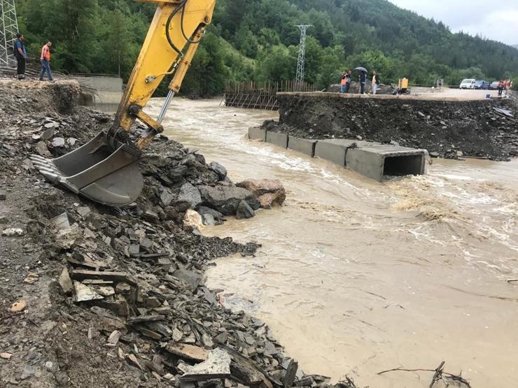 Meteoroloji uyarmıştı Çay taştı, yol kapandı