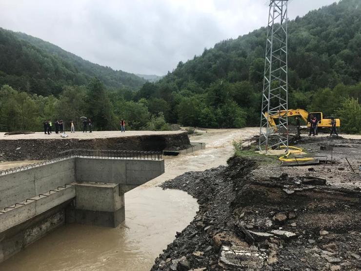Meteoroloji uyarmıştı Çay taştı, yol kapandı