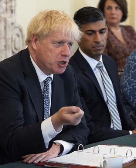 Boris Johnson'a bir darbe daha: Toplu istifalara yenileri eklendi