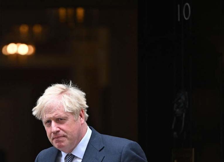 Boris Johnson'a bir darbe daha: Toplu istifalara yenileri eklendi