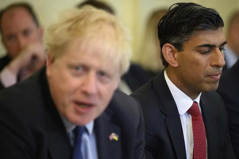 Boris Johnson'a bir darbe daha: Toplu istifalara yenileri eklendi