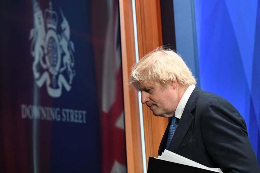 Boris Johnson'a bir darbe daha: Toplu istifalara yenileri eklendi