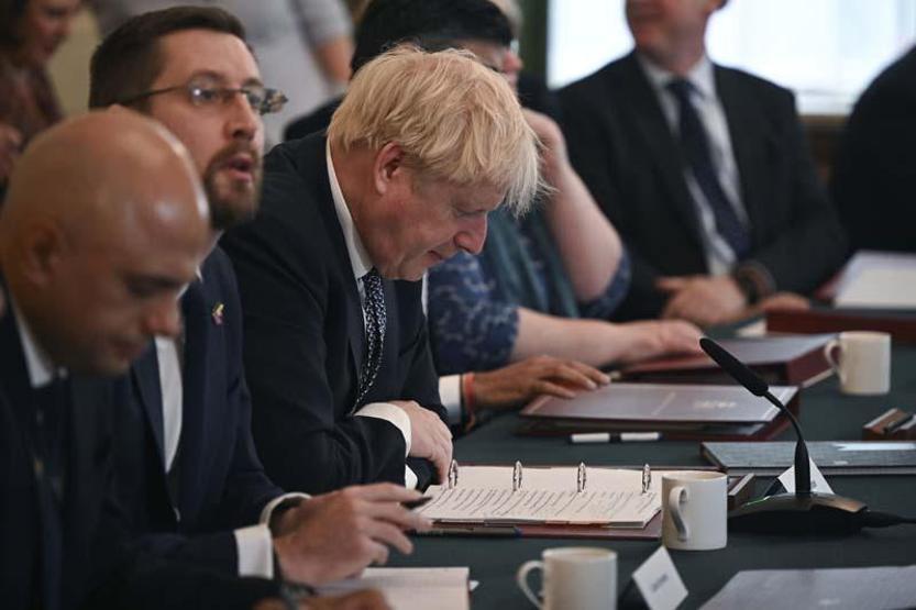 Boris Johnson'a bir darbe daha: Toplu istifalara yenileri eklendi