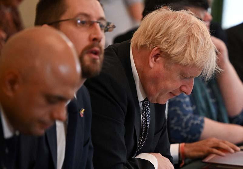 Boris Johnson'a bir darbe daha: Toplu istifalara yenileri eklendi
