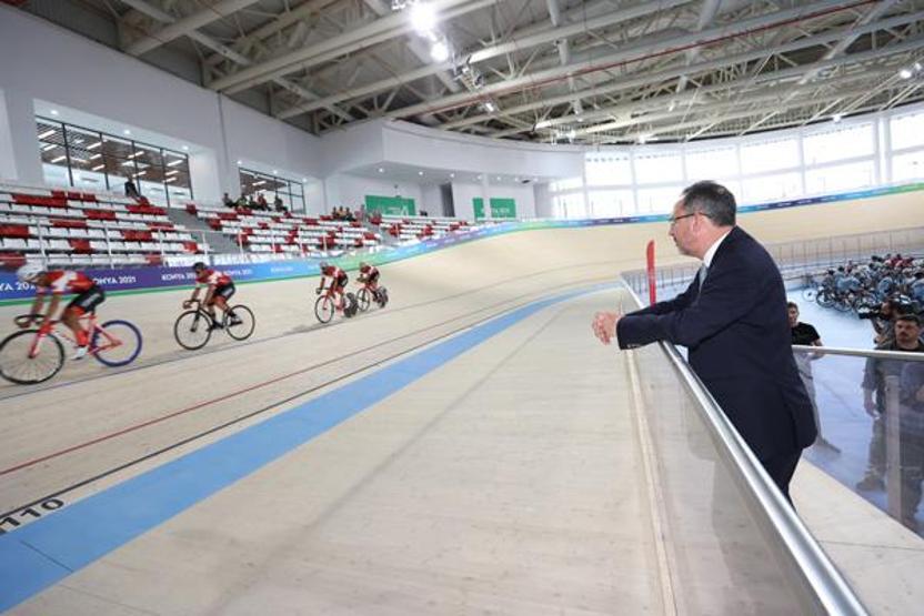 Bakan Kasapoğlu, Konya Olimpik Veledromunda incelemelerde bulundu