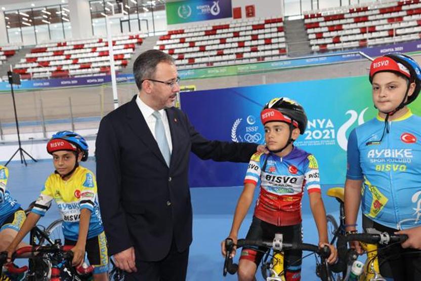 Bakan Kasapoğlu, Konya Olimpik Veledromunda incelemelerde bulundu