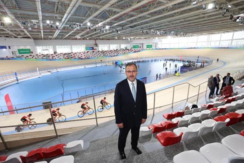 Bakan Kasapoğlu, Konya Olimpik Veledromunda incelemelerde bulundu