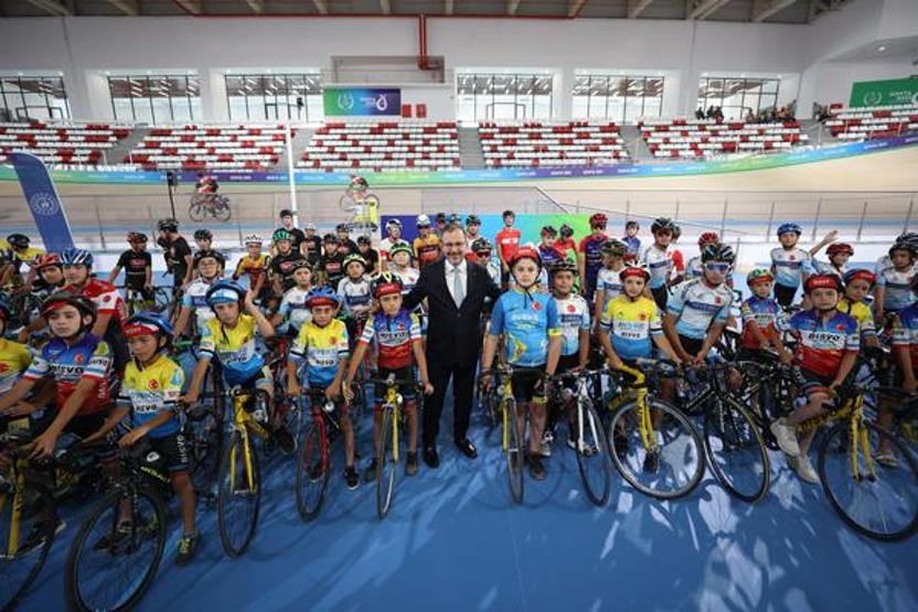 Bakan Kasapoğlu, Konya Olimpik Veledromunda incelemelerde bulundu