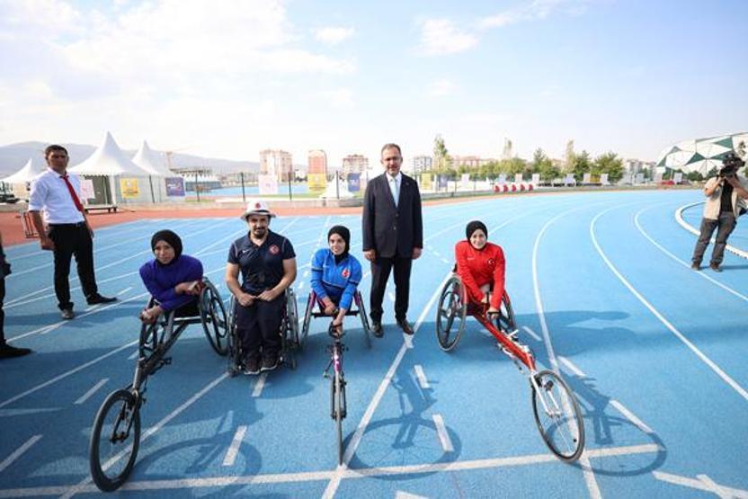 Bakan Kasapoğlu, Konya Olimpik Veledromunda incelemelerde bulundu