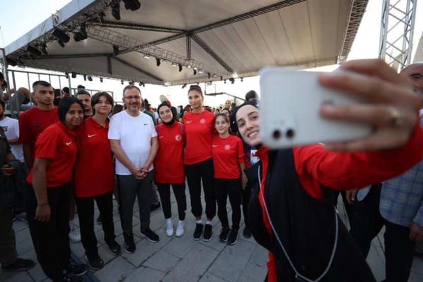 Bakan Kasapoğlu, Konya Olimpik Veledromunda incelemelerde bulundu