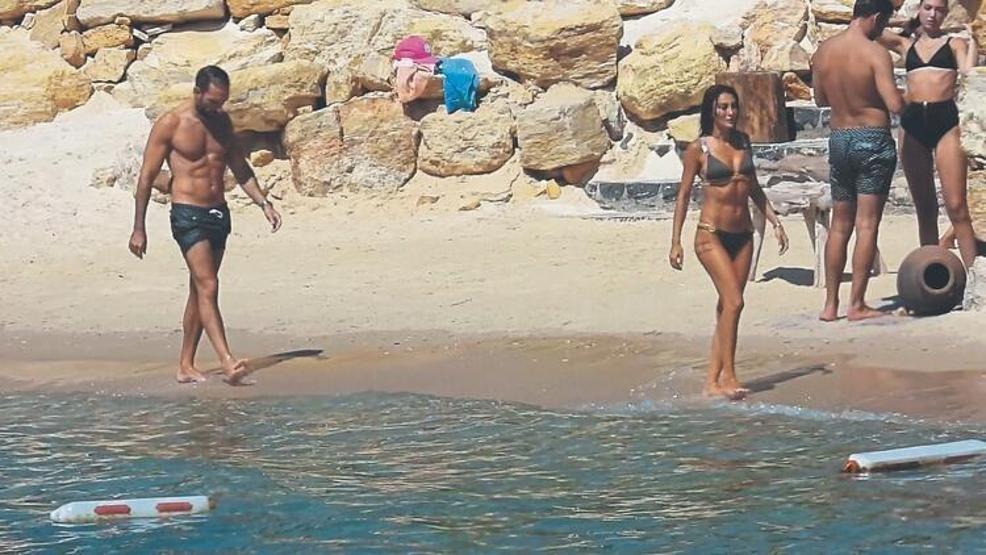 Merve Oflaz ile Allan Hakko plajda aşka geldi