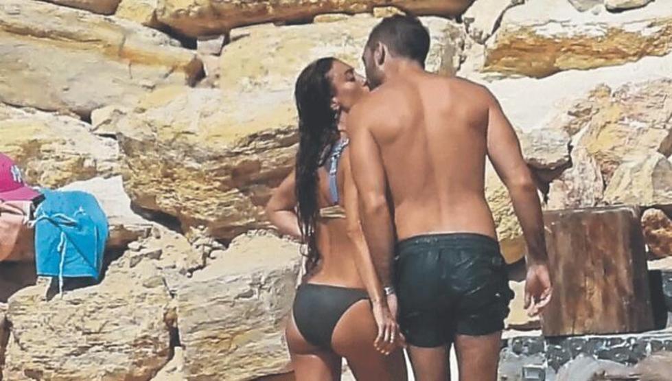 Merve Oflaz ile Allan Hakko plajda aşka geldi