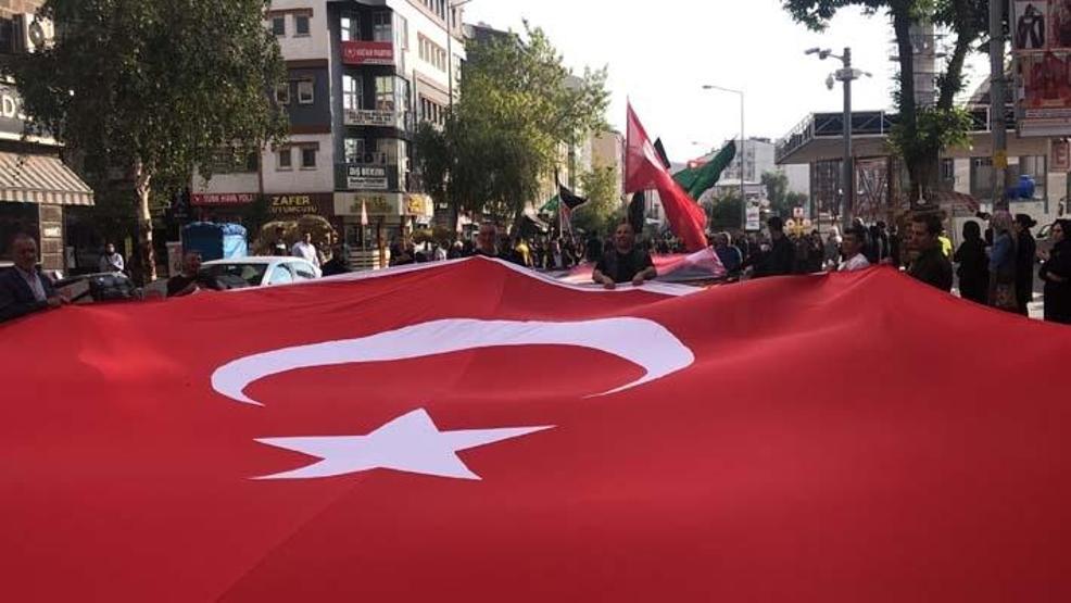 Karsta binlerce kişi Kerbela şehitleri için yürüdü