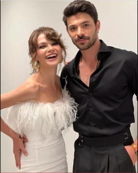 Sinem Ünsal ve Halit Özgür Sarı ilk kez el ele görüntülendi