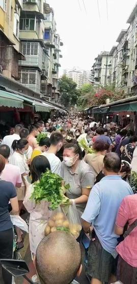 Çinde kapanma endişesi: Marketlere akın ettiler