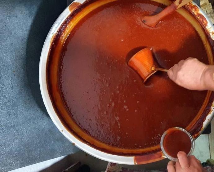 C vitamini deposu Dağlardan gelen lezzet kuşburnu köylerde yorucu bir çalışmanın ardından marmelat olarak kavanozlara giriyor