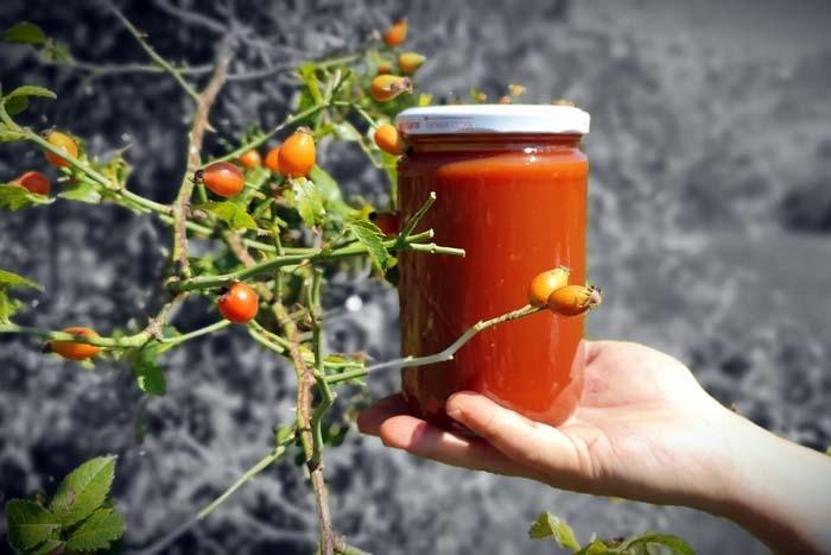 C vitamini deposu Dağlardan gelen lezzet kuşburnu köylerde yorucu bir çalışmanın ardından marmelat olarak kavanozlara giriyor