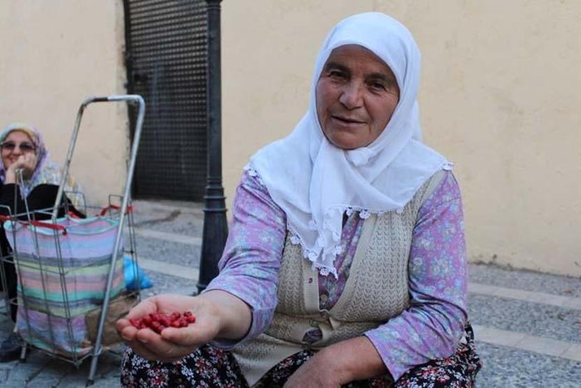 Şeker hastalığından iltihaplı yaralara iyi gelmediği şey yok Sonbaharın kırmızısı şifa kaynağı kızılcık, pazar tezgahlarında