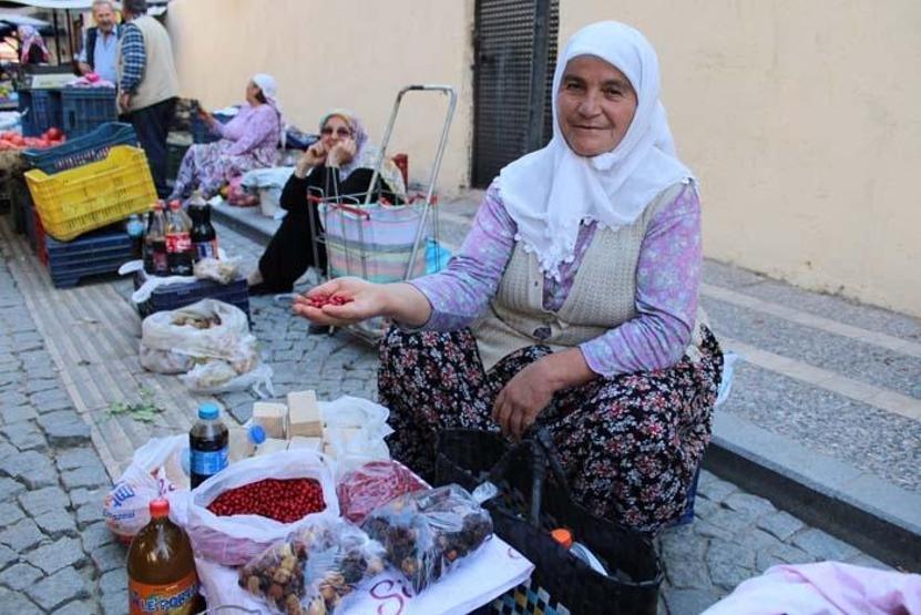 Şeker hastalığından iltihaplı yaralara iyi gelmediği şey yok Sonbaharın kırmızısı şifa kaynağı kızılcık, pazar tezgahlarında