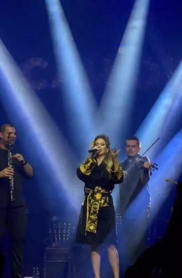 Linet sahneye bornoz ve terlikle çıktı