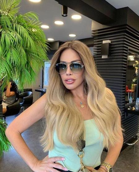 Linet sahneye bornoz ve terlikle çıktı