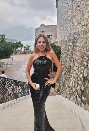 Linet sahneye bornoz ve terlikle çıktı