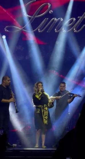 Linet sahneye bornoz ve terlikle çıktı