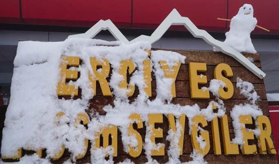 Erciyeste sezonun ilk kardan adamı yapıldı