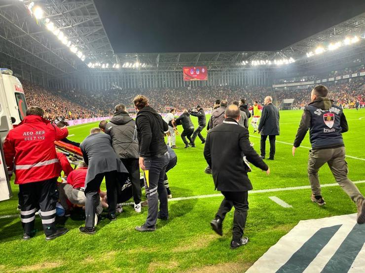 İşte fotoğraflarla Göztepe-Altay maçında yaşananlar Kanlar içinde kaldı