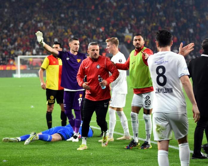 İşte fotoğraflarla Göztepe-Altay maçında yaşananlar Kanlar içinde kaldı