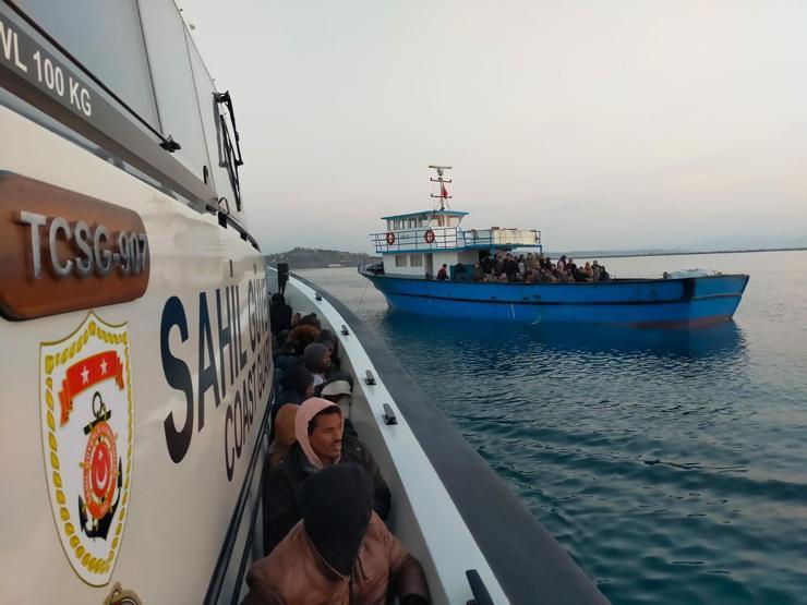 İzmirde 155 kaçak göçmen ve 3 organizatör şüphelisi yakalandı, 50 göçmen kurtarıldı