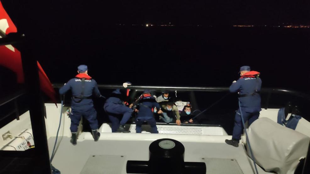 İzmirde 155 kaçak göçmen ve 3 organizatör şüphelisi yakalandı, 50 göçmen kurtarıldı