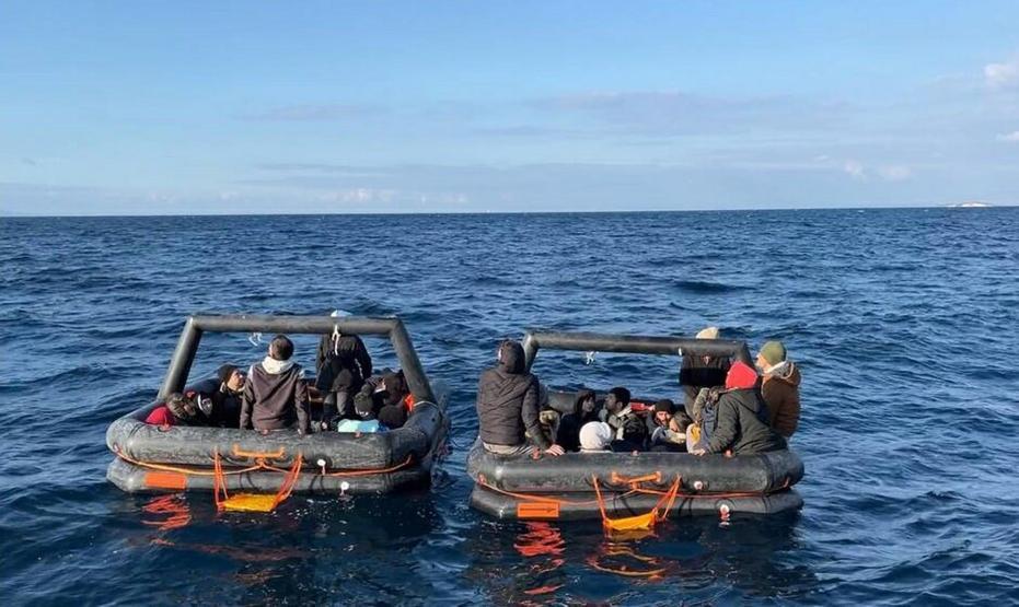 İzmirde 155 kaçak göçmen ve 3 organizatör şüphelisi yakalandı, 50 göçmen kurtarıldı