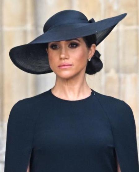 Kral Charles, Harry ve Meghanı taç giyme törenine çağıracak