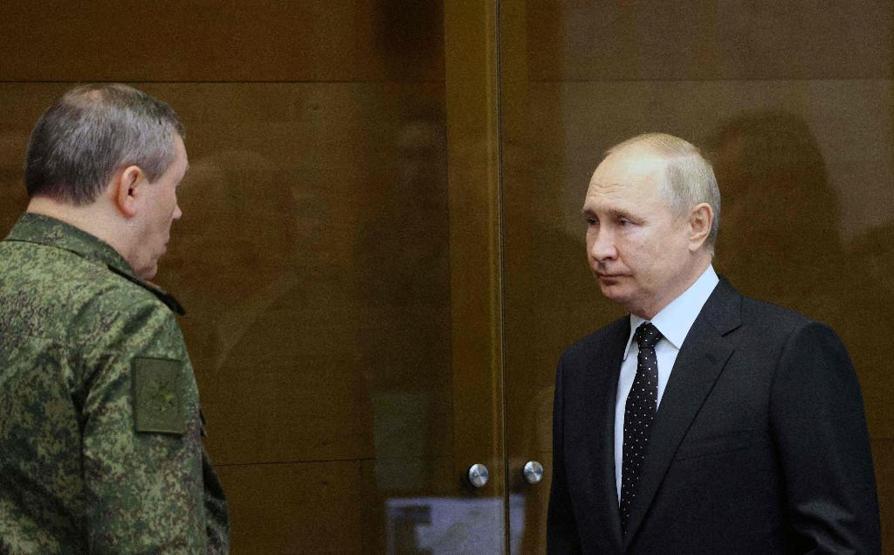 Putinden dikkat çeken askeri karargah ziyareti