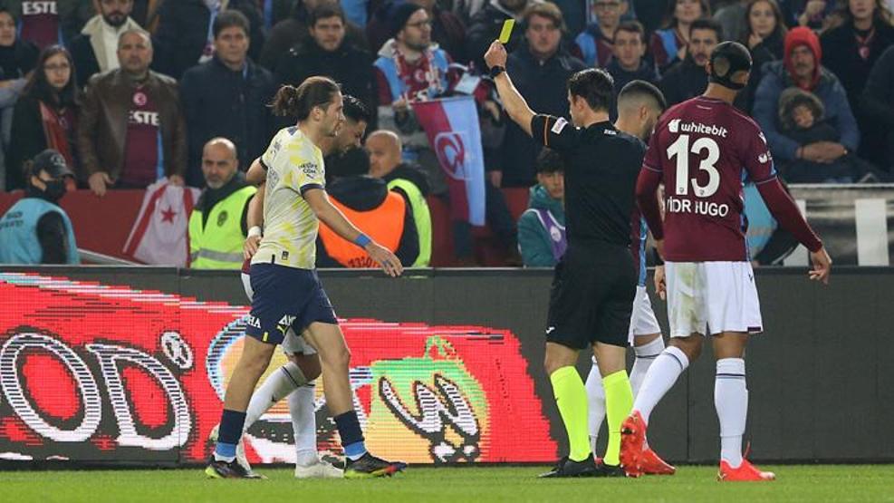 Trabzonspor-Fenerbahçe maçında kartlar havada uçuştu!