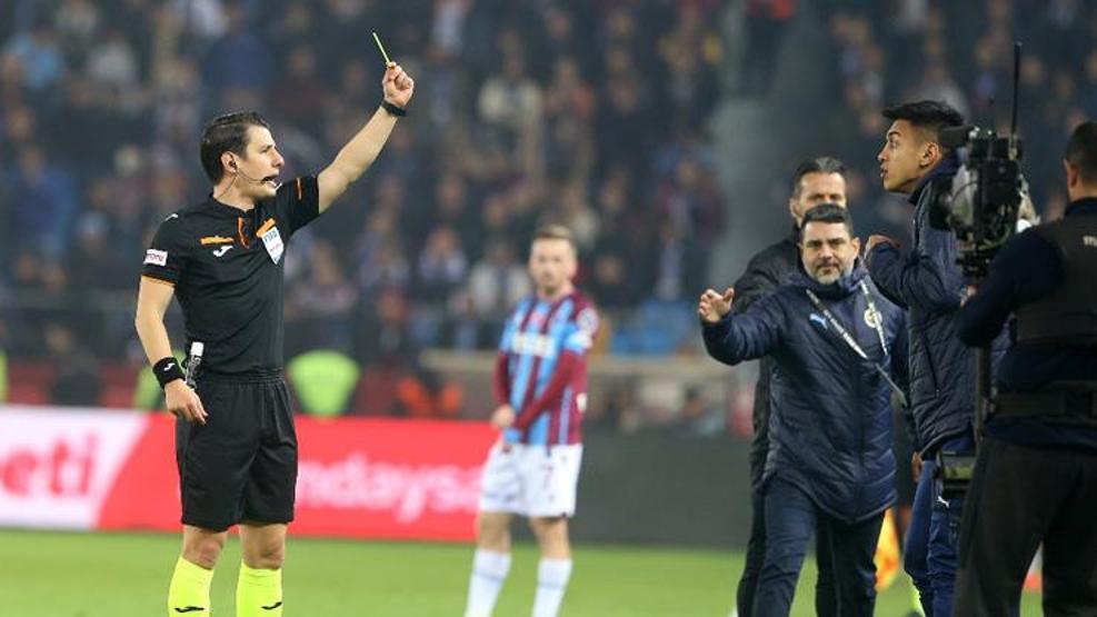Trabzonspor-Fenerbahçe maçında kartlar havada uçuştu!