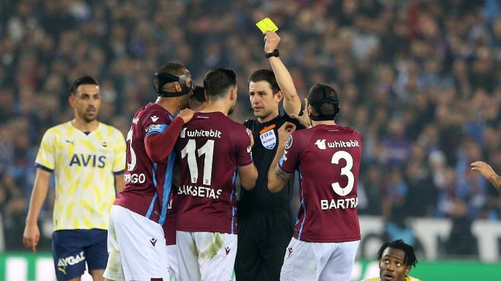 Trabzonspor-Fenerbahçe maçında kartlar havada uçuştu!