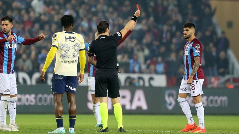 Trabzonspor-Fenerbahçe maçında kartlar havada uçuştu!