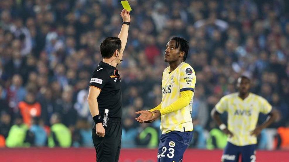 Trabzonspor-Fenerbahçe maçında kartlar havada uçuştu!