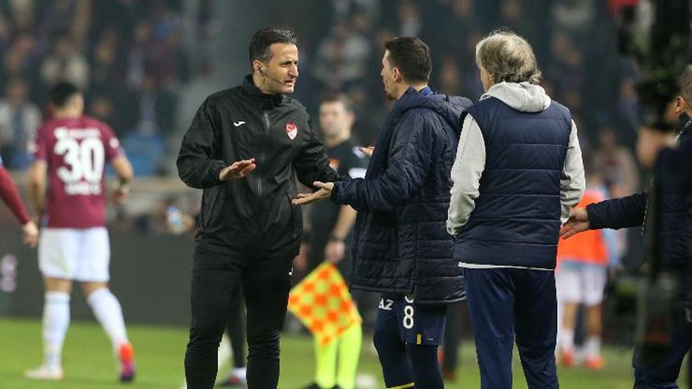 Trabzonspor-Fenerbahçe maçında kartlar havada uçuştu!