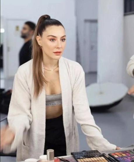 Ege Kökenlinin kırmızılar içinde verdiği poza beğeni yağdı