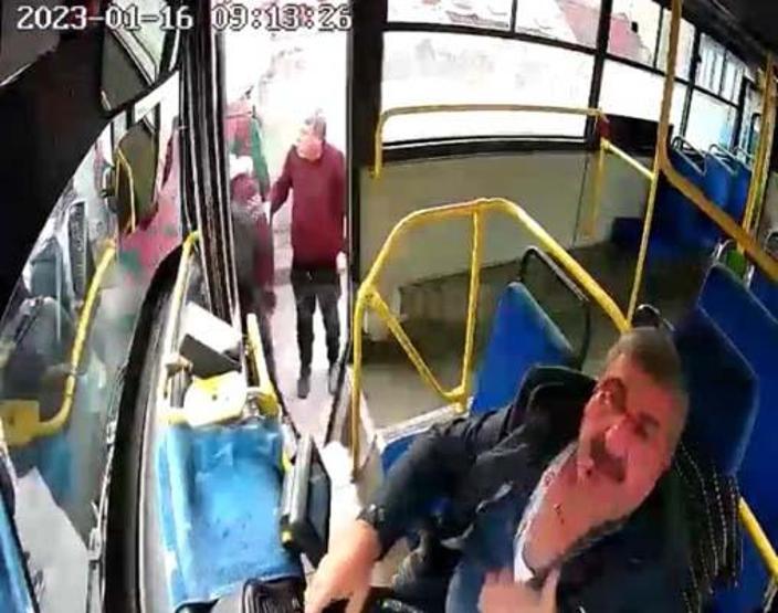 Halk otobüsü şoförünü defalarca yumrukladı; o anlar kamerada