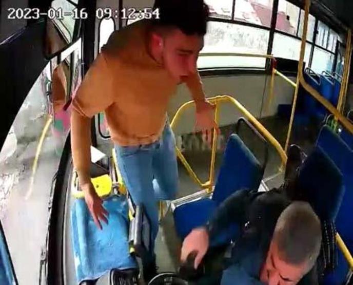 Halk otobüsü şoförünü defalarca yumrukladı; o anlar kamerada
