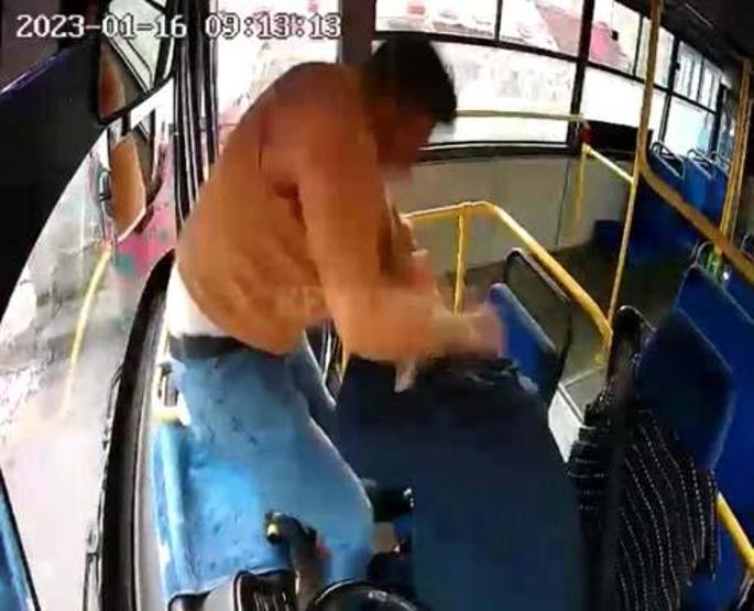 Halk otobüsü şoförünü defalarca yumrukladı; o anlar kamerada