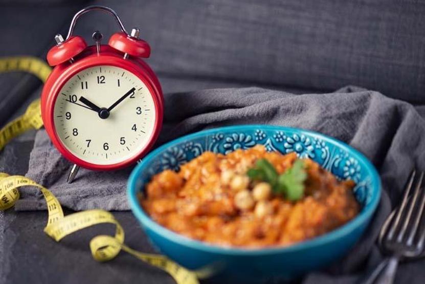 Aralıklı oruç mu az yemek mi Aralıklı orucun yan etkileri var mı