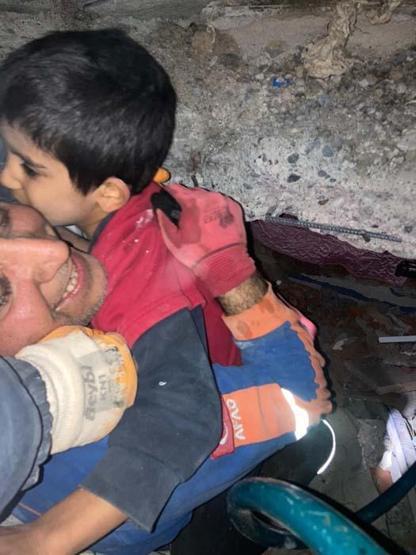 Kurtarılan fedakâr annenin ilk sözü, “Önce çocuklarımı çıkarın ben sonra çıkarım”