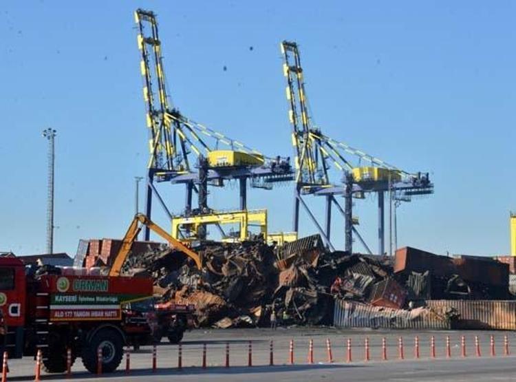 İskenderun Limanındaki yangında hurdaya dönen konteynerler kaldırılıyor