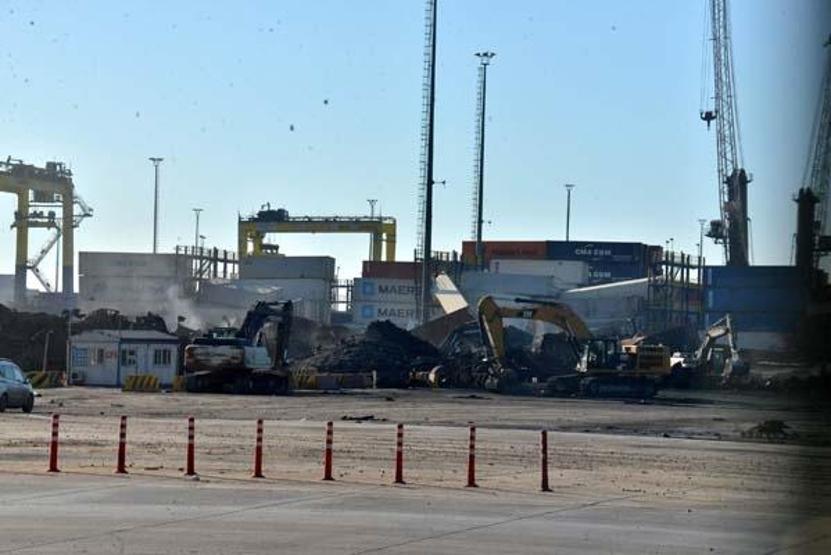 İskenderun Limanındaki yangında hurdaya dönen konteynerler kaldırılıyor