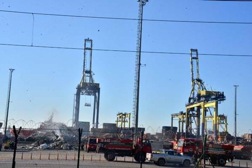 İskenderun Limanındaki yangında hurdaya dönen konteynerler kaldırılıyor